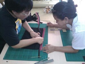memasang ritsleting tas