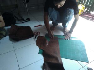 memotong bahan tas kulit memotong bahan tas kulit