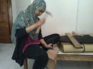 membuat lubang jahit kulit