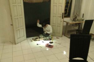 menjahit tangan tas kulit