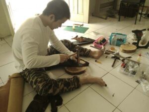 memasang aksesoris