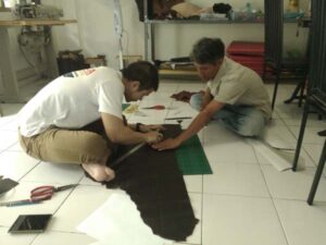 memotong bahan kulit