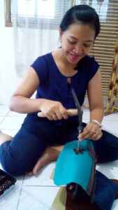 aksesoris kulit pada clutch