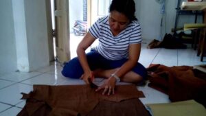 memotong bahan clutch